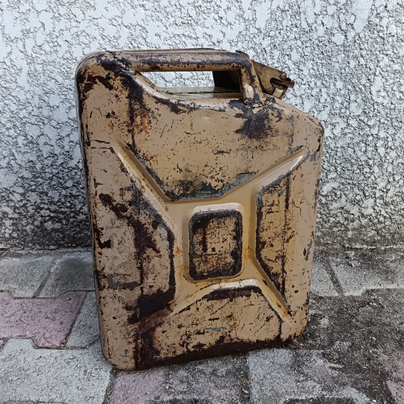 JERRICAN ANGLAIS DE 20 LITRES COULEUR JAUNE SABLE DATE 1943 WD MARQUAGES BIEN VISIBLES RARE EN COULEUR SABLE