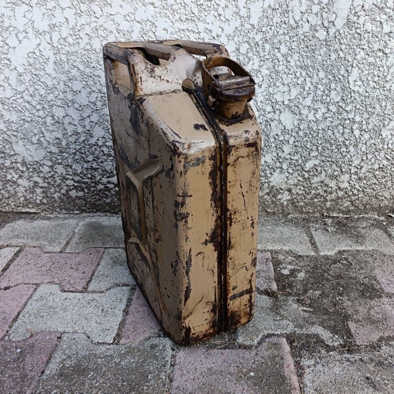 JERRICAN ANGLAIS DE 20 LITRES COULEUR JAUNE SABLE DATE 1943 WD MARQUAGES BIEN VISIBLES RARE EN COULEUR SABLE