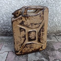 JERRICAN ANGLAIS DE 20 LITRES COULEUR JAUNE SABLE DATE 1943 WD MARQUAGES BIEN VISIBLES RARE EN COULEUR SABLE