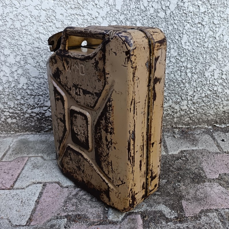 JERRICAN ANGLAIS DE 20 LITRES COULEUR JAUNE SABLE DATE 1943 WD MARQUAGES BIEN VISIBLES RARE EN COULEUR SABLE