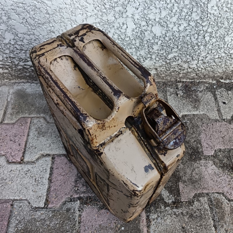 JERRICAN ANGLAIS DE 20 LITRES COULEUR JAUNE SABLE DATE 1943 WD MARQUAGES BIEN VISIBLES RARE EN COULEUR SABLE