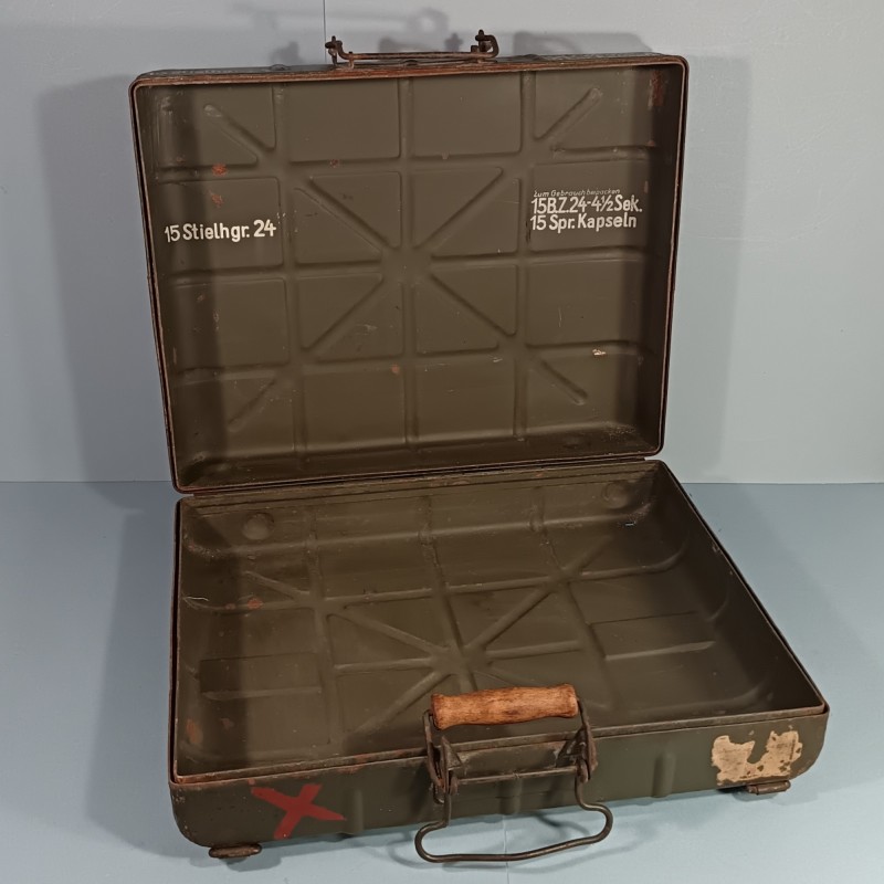 CAISSE ALLEMANDE DE TRANSPORT DE 15 GRENADES A MANCHES STIELHGRENADEN MODELE 1924 DATEE 1940