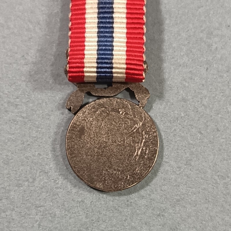 FRANCE REDUCTION DE LA MEDAILLE D'HONNEUR POUR ACTE DE COURAGE ET DEVOUEMENT MODELE 4 ET 5 ème REPUBLIQUE