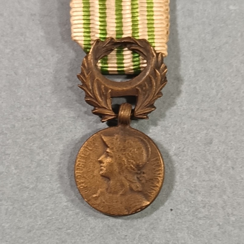 REDUCTION DE LA MEDAILLE COMMEMORATIVE D'ORIENT AVEC LE RUBAN DES DARDANELLES GUERRE 1914 1918