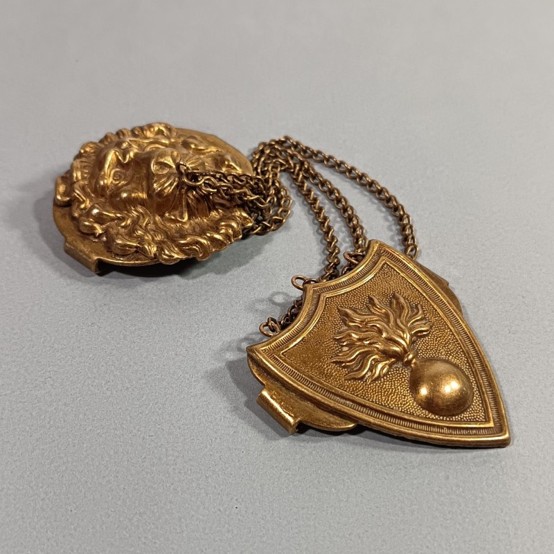 GARNITURES DE GIBERNE INFANTERIE ARTILLERIE MODELE TROISIEME REPUBLIQUE TETE DE LION CHAINETTES ET ECU A LA GRENADE