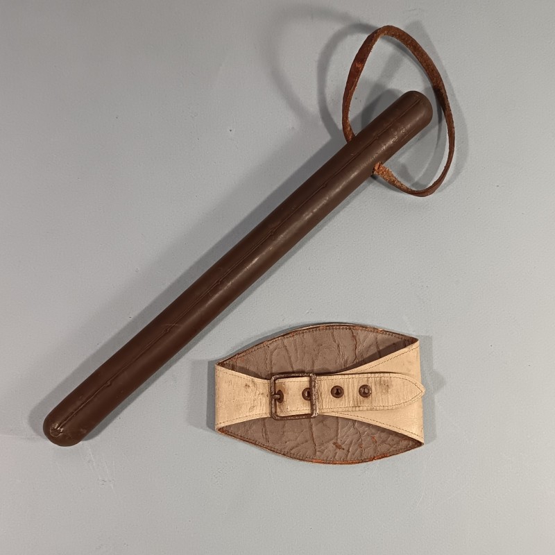 MATRAQUE OU BATON DE POLICE ET BRASSARD PM POLICE MILITAIRE FABRICATION ANCIENNE LONGUEUR 35 cm MILITARY POLICE