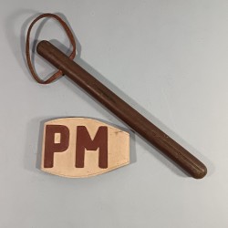 MATRAQUE OU BATON DE POLICE ET BRASSARD PM POLICE MILITAIRE FABRICATION ANCIENNE LONGUEUR 35 cm MILITARY POLICE