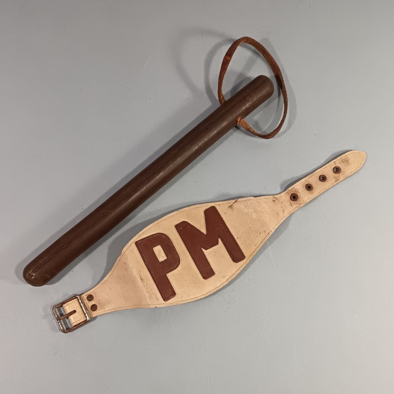 MATRAQUE OU BATON DE POLICE ET BRASSARD PM POLICE MILITAIRE FABRICATION ANCIENNE LONGUEUR 35 cm MILITARY POLICE