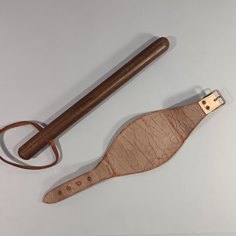 MATRAQUE OU BATON DE POLICE ET BRASSARD PM POLICE MILITAIRE FABRICATION ANCIENNE LONGUEUR 35 cm MILITARY POLICE