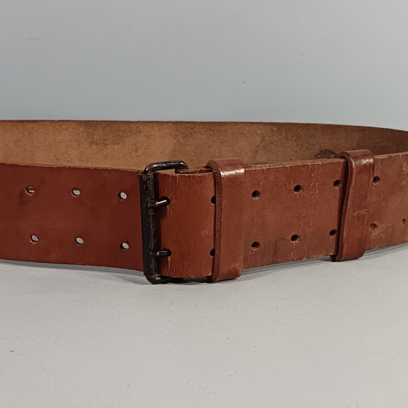 CEINTURON TROUPE EN CUIR MARRON MODELE 1903/1914 BOUCLE EN FER NOIRCI FABRICATION SECONDE GUERRE DATE 1938 OU 1939