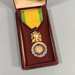 FRANCE ORDRE DE LA MEDAILLE MILITAIRE 3 ème REPUBLIQUE 1870 VALEUR ET DISCIPLINE EN ARGENT DANS SON CARTON
