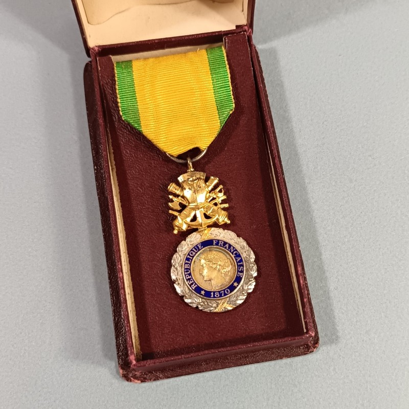 FRANCE ORDRE DE LA MEDAILLE MILITAIRE 3 ème REPUBLIQUE 1870 VALEUR ET DISCIPLINE EN ARGENT DANS SON CARTON