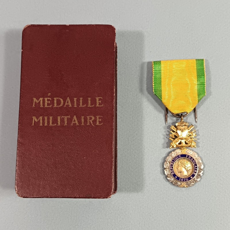 FRANCE ORDRE DE LA MEDAILLE MILITAIRE 3 ème REPUBLIQUE 1870 VALEUR ET DISCIPLINE EN ARGENT DANS SON CARTON