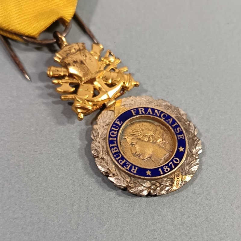 FRANCE ORDRE DE LA MEDAILLE MILITAIRE 3 ème REPUBLIQUE 1870 VALEUR ET DISCIPLINE EN ARGENT DANS SON CARTON