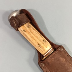 COUTEAU SABATIER SCOUT GUIDE AVEC NOM D'UNE FILLE NOMBREUX ECRITURES ET DATE 1941 SUR LE FOURREAU