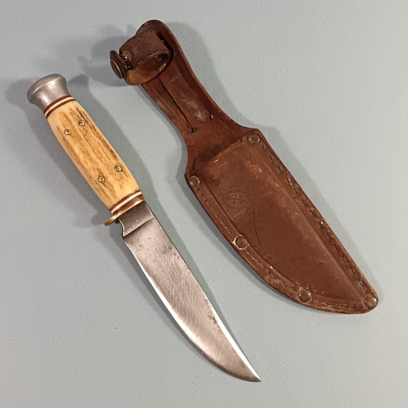 COUTEAU SABATIER SCOUT GUIDE AVEC NOM D'UNE FILLE NOMBREUX ECRITURES ET DATE 1941 SUR LE FOURREAU