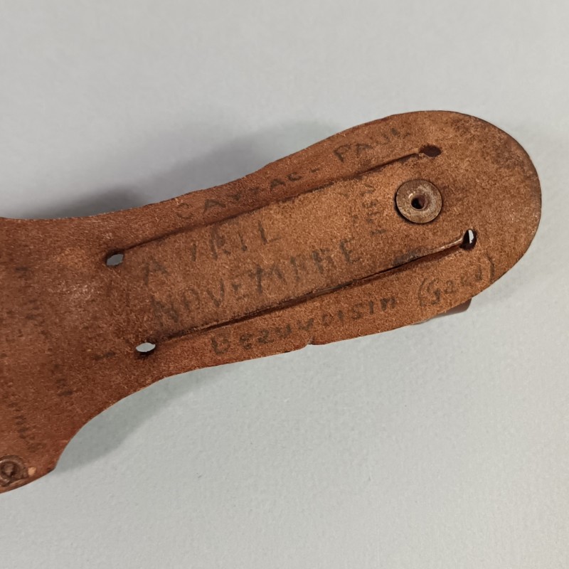 COUTEAU SABATIER SCOUT GUIDE AVEC NOM D'UNE FILLE NOMBREUX ECRITURES ET DATE 1941 SUR LE FOURREAU