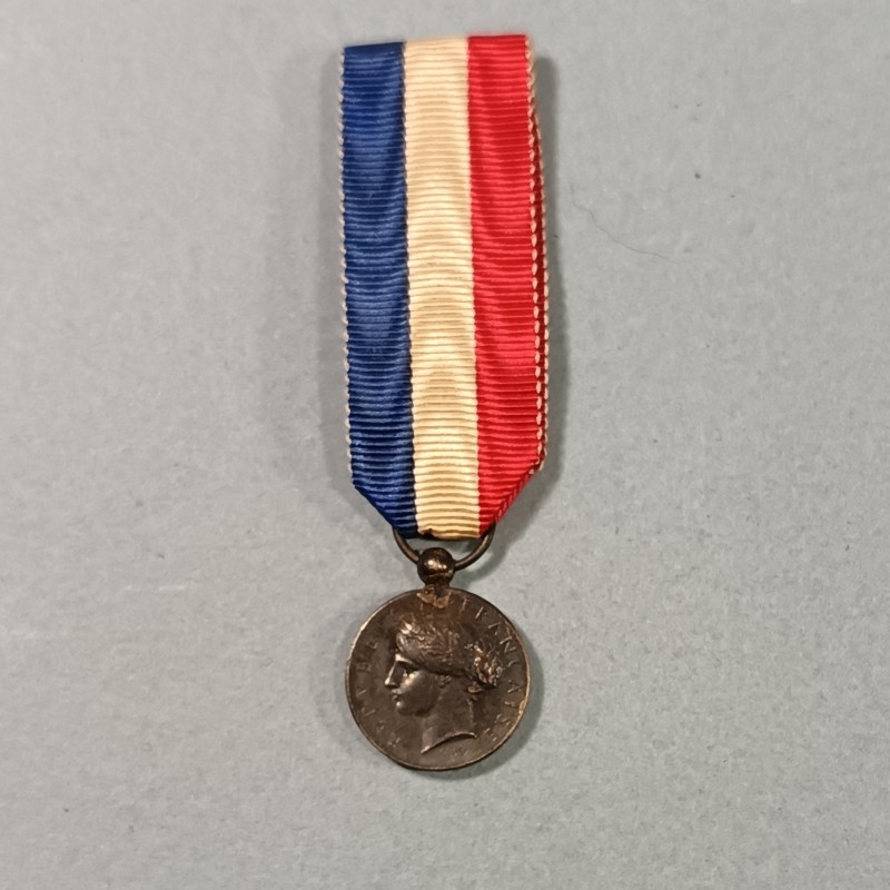 FRANCE REDUCTION DE LA MEDAILLE DU COURAGE ET ACTES DE DEVOUEMENT EN ARGENT POLICE ET MINISTERE DE L'INTERIEUR