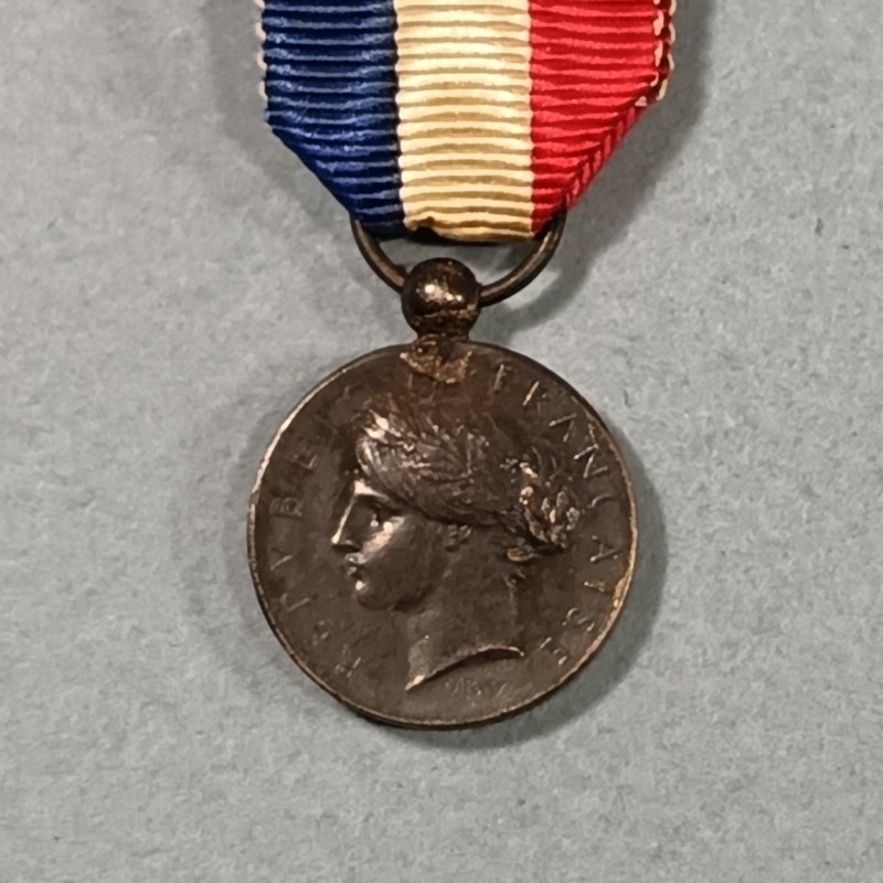 FRANCE REDUCTION DE LA MEDAILLE DU COURAGE ET ACTES DE DEVOUEMENT EN ARGENT POLICE ET MINISTERE DE L'INTERIEUR