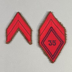 INSIGNES TISSU LOSANGE ET GRADE MODELE 1945 D'UN CAPORAL DU 35 ème RAP REGIMENT D'ARTILLERIE PARACHUTISTE