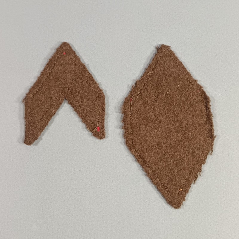 INSIGNES TISSU LOSANGE ET GRADE MODELE 1945 D'UN CAPORAL DU 35 ème RAP REGIMENT D'ARTILLERIE PARACHUTISTE