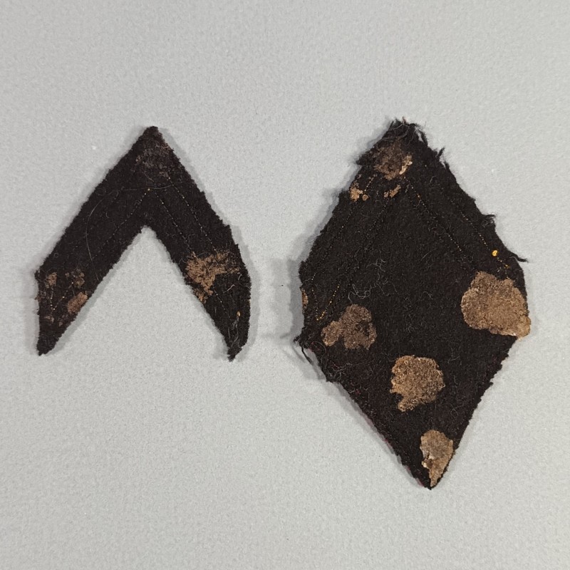 INSIGNES TISSU LOSANGE ET GRADE MODELE 1945 D'UN SERGENT DU 35 ème RAP REGIMENT D'ARTILLERIE PARACHUTISTE