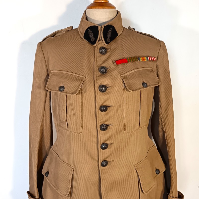 VESTE D'UNIFORME COULEUR SABLE MODELE 1918 CHASSEURS ET TROUPES D'AFRIQUE ET LEGION ETRANGERE