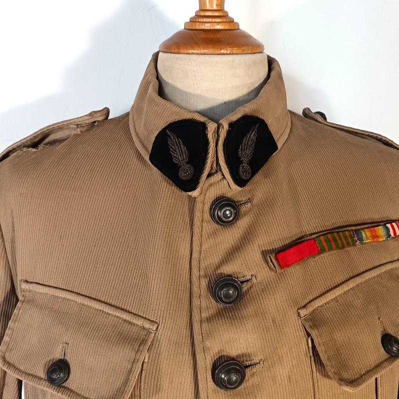 VESTE D'UNIFORME COULEUR SABLE MODELE 1918 CHASSEURS ET TROUPES D'AFRIQUE ET LEGION ETRANGERE