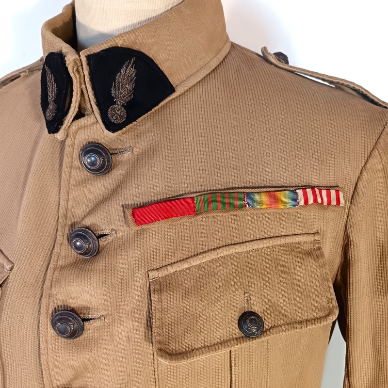 VESTE D'UNIFORME COULEUR SABLE MODELE 1918 CHASSEURS ET TROUPES D'AFRIQUE ET LEGION ETRANGERE