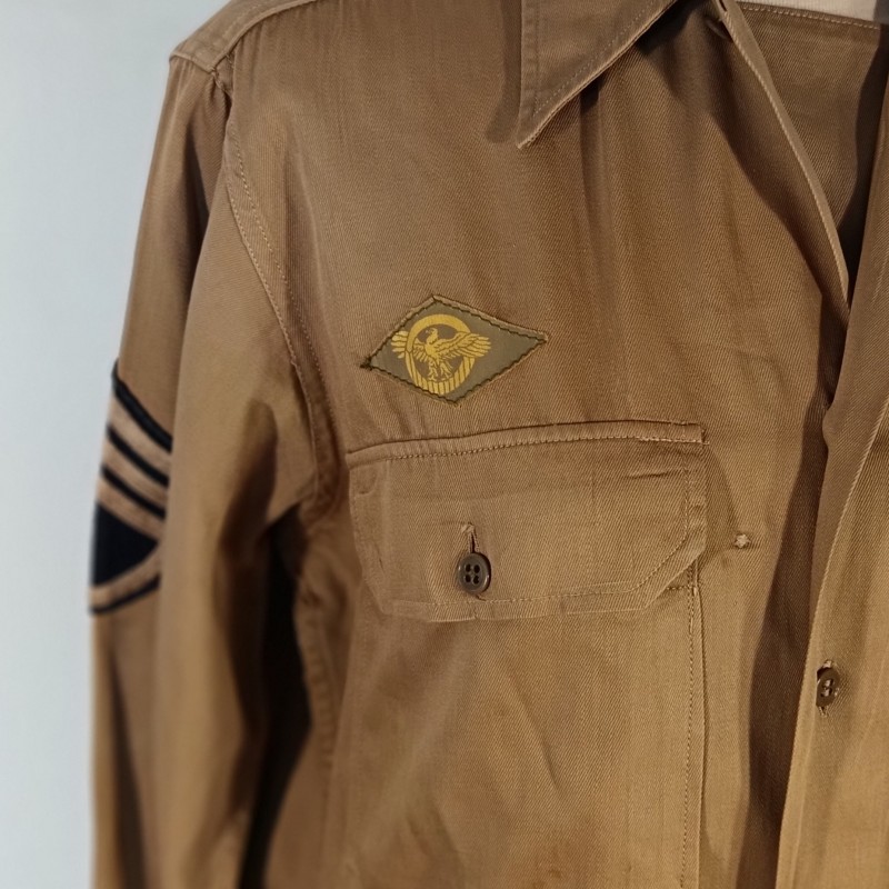 CHEMISE AMERICAINE US OFFICIER MODELE BEIGE 1942 TAILLE US 14.1/2 33 AVEC GRADES DE STAFF SERGENT