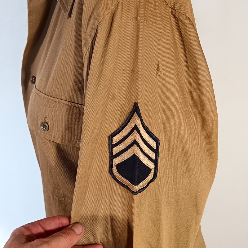 CHEMISE AMERICAINE US OFFICIER MODELE BEIGE 1942 TAILLE US 14.1/2 33 AVEC GRADES DE STAFF SERGENT