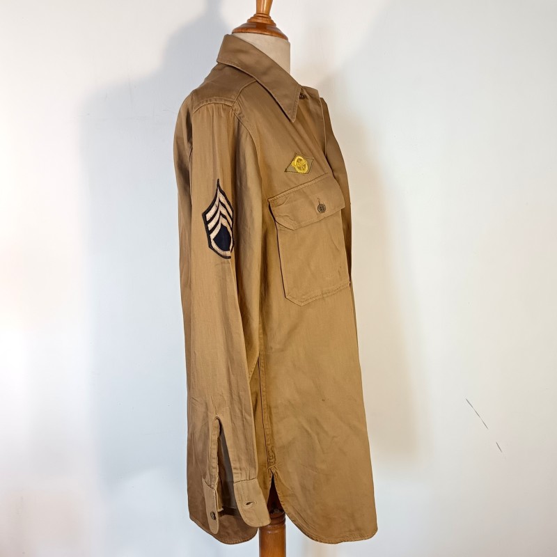 CHEMISE AMERICAINE US OFFICIER MODELE BEIGE 1942 TAILLE US 14.1/2 33 AVEC GRADES DE STAFF SERGENT