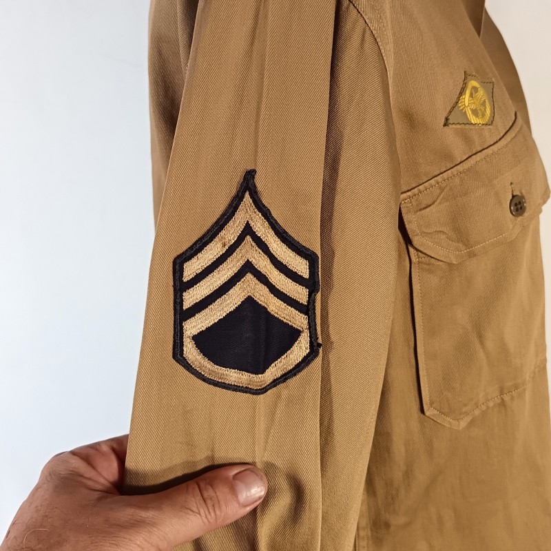 CHEMISE AMERICAINE US OFFICIER MODELE BEIGE 1942 TAILLE US 14.1/2 33 AVEC GRADES DE STAFF SERGENT