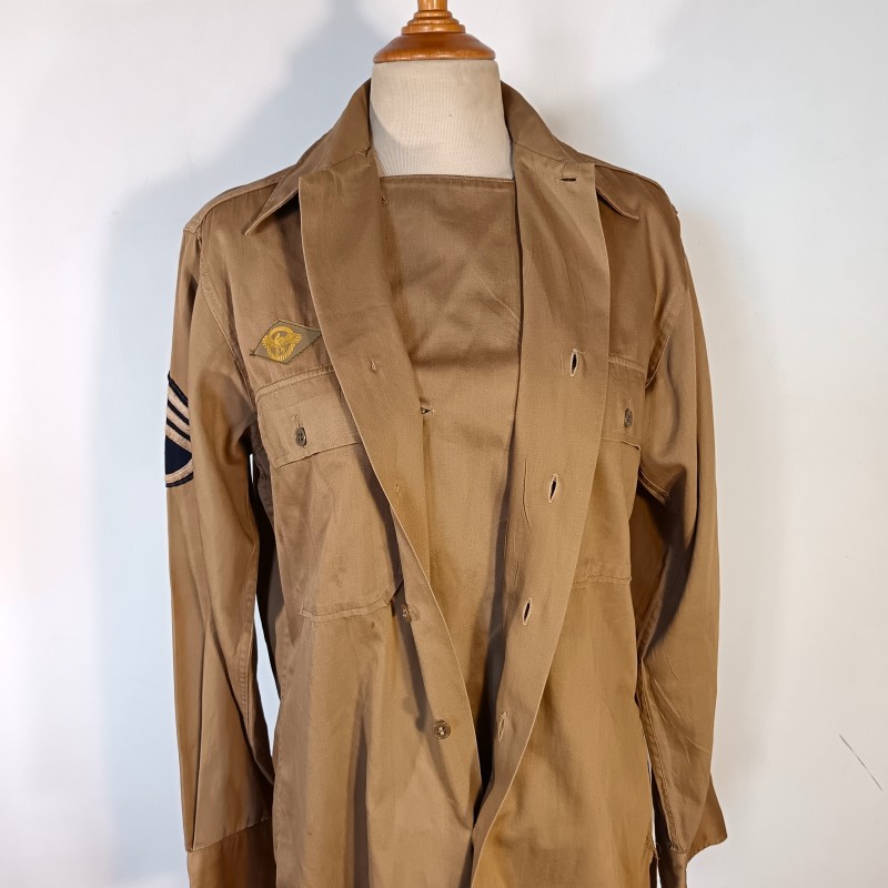 CHEMISE AMERICAINE US OFFICIER MODELE BEIGE 1942 TAILLE US 14.1/2 33 AVEC GRADES DE STAFF SERGENT