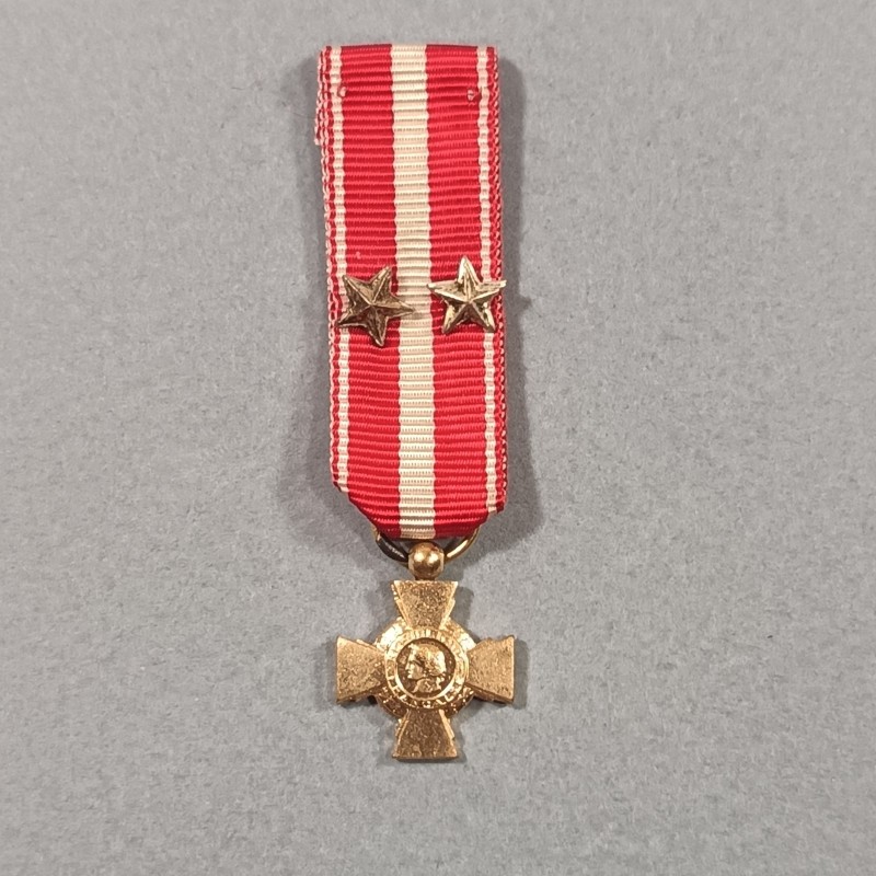 FRANCE REDUCTION DE LA MEDAILLE OU CROIX DE LA VALEUR MILITAIRE AVEC 2 ETOILES POUR CITATIONS