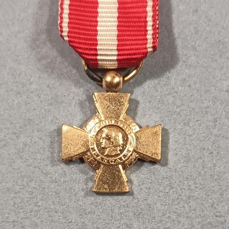 FRANCE REDUCTION DE LA MEDAILLE OU CROIX DE LA VALEUR MILITAIRE AVEC 2 ETOILES POUR CITATIONS