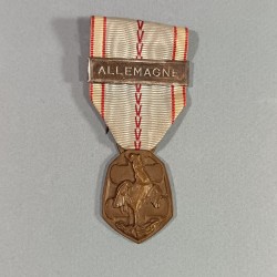MEDAILLE COMMEMORATIVE GUERRE 1939-1945 ARMEE DE LIBERATION AVEC BARRETTE ALLEMAGNE