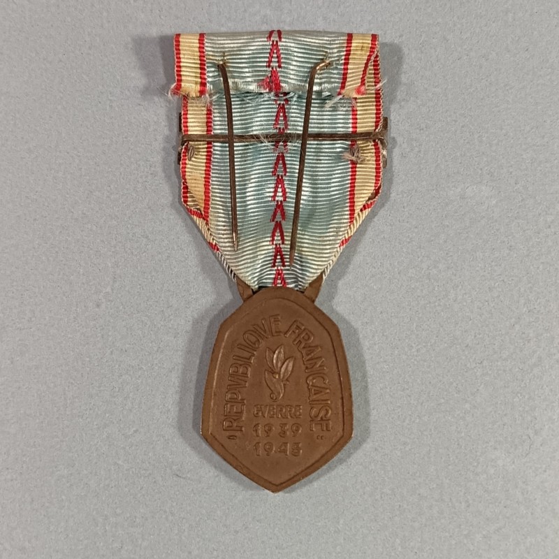 MEDAILLE COMMEMORATIVE GUERRE 1939-1945 ARMEE DE LIBERATION AVEC BARRETTE ALLEMAGNE