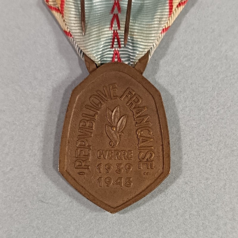 MEDAILLE COMMEMORATIVE GUERRE 1939-1945 ARMEE DE LIBERATION AVEC BARRETTE ALLEMAGNE