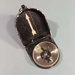 BOUSSOLE REGLEMENTAIRE MODELE 1922 FAB. SOCIETE DES LUNETIERS PARIS N°90745 POUR OFFICIER 1939-1945