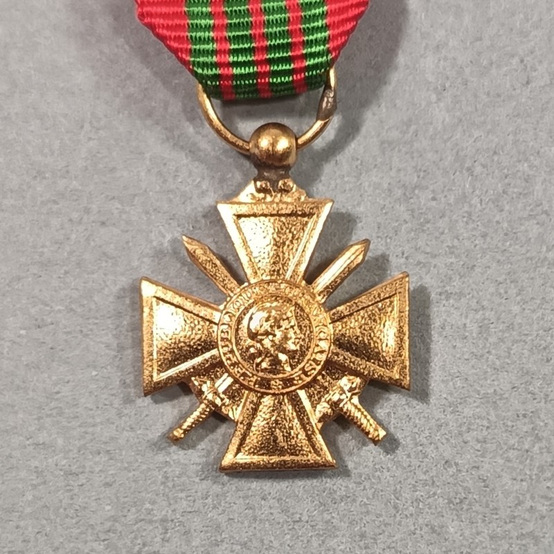 FRANCE REDUCTION DE LA MEDAILLE OU CROIX DE GUERRE DATEE 1939 1945 AVEC PALME