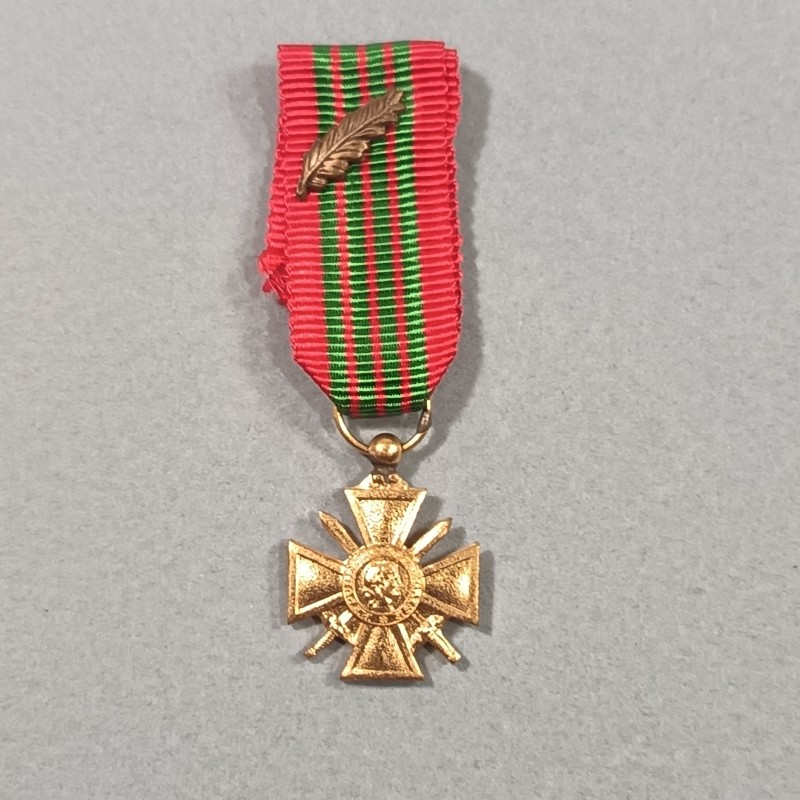 FRANCE REDUCTION DE LA MEDAILLE OU CROIX DE GUERRE DATEE 1939 1945 AVEC PALME