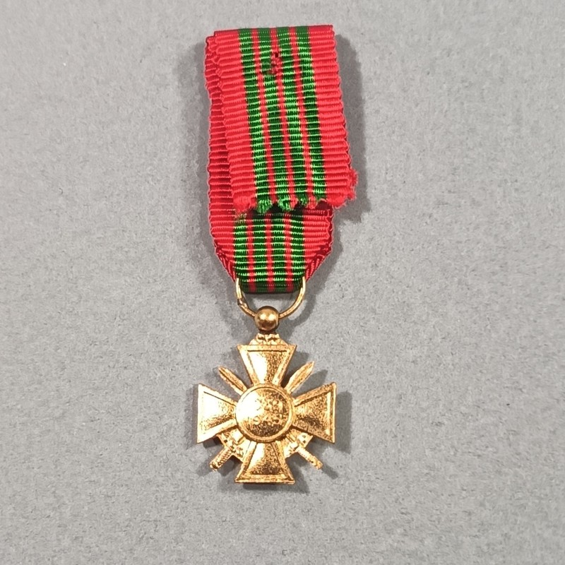 FRANCE REDUCTION DE LA MEDAILLE OU CROIX DE GUERRE DATEE 1939 1945 AVEC PALME