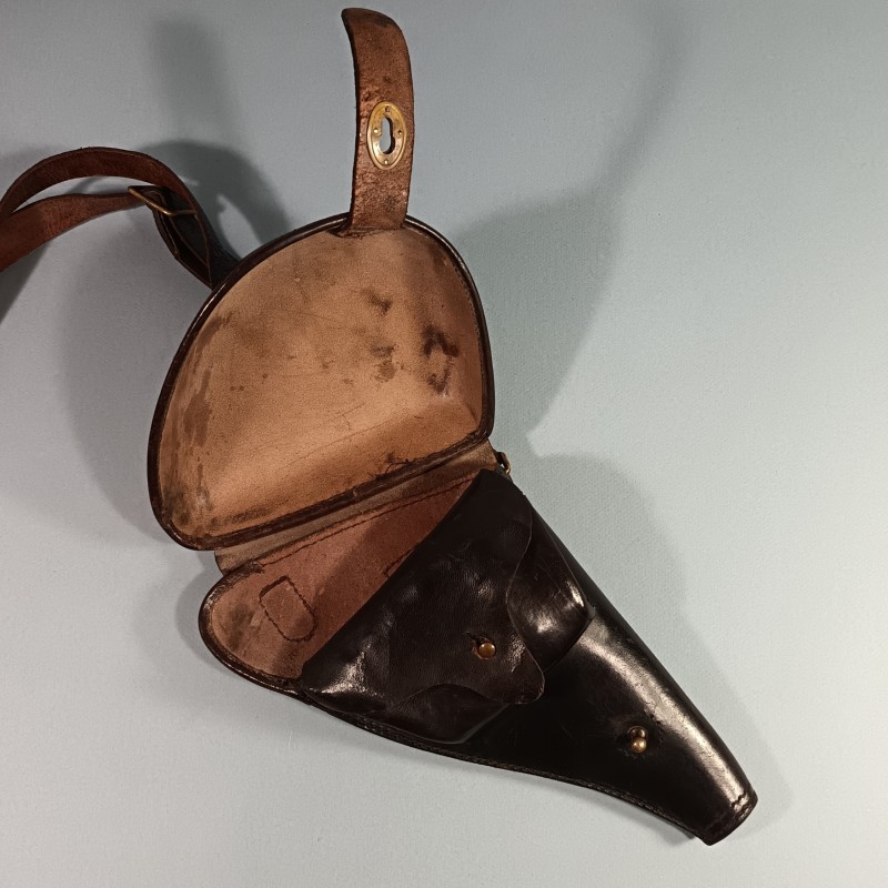 ETUI D'OFFICIER EN CUIR NOIR AVEC SA BRETELLE POUR REVOLVER ST ETIENNE MODELE 1892 ETUI " JAMBON "
