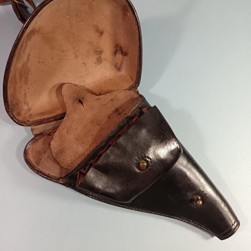 ETUI D'OFFICIER EN CUIR NOIR AVEC SA BRETELLE POUR REVOLVER ST ETIENNE MODELE 1892 ETUI " JAMBON "