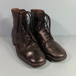 BRODEQUINS CHAUSSURES MILITAIRE EN CUIR NOIR MODELE 1941 TOUTES ARMES DATEES 1946 TAILLE 28/? 42/43