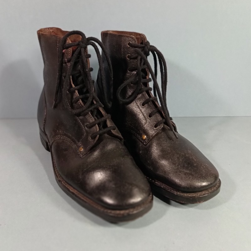 BRODEQUINS CHAUSSURES MILITAIRE EN CUIR NOIR MODELE 1941 TOUTES ARMES DATEES 1946 TAILLE 28/? 42/43
