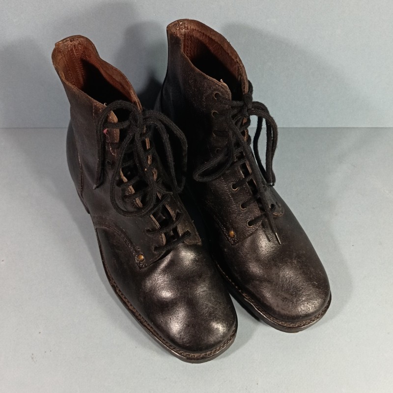 BRODEQUINS CHAUSSURES MILITAIRE EN CUIR NOIR MODELE 1941 TOUTES ARMES DATEES 1946 TAILLE 28/? 42/43