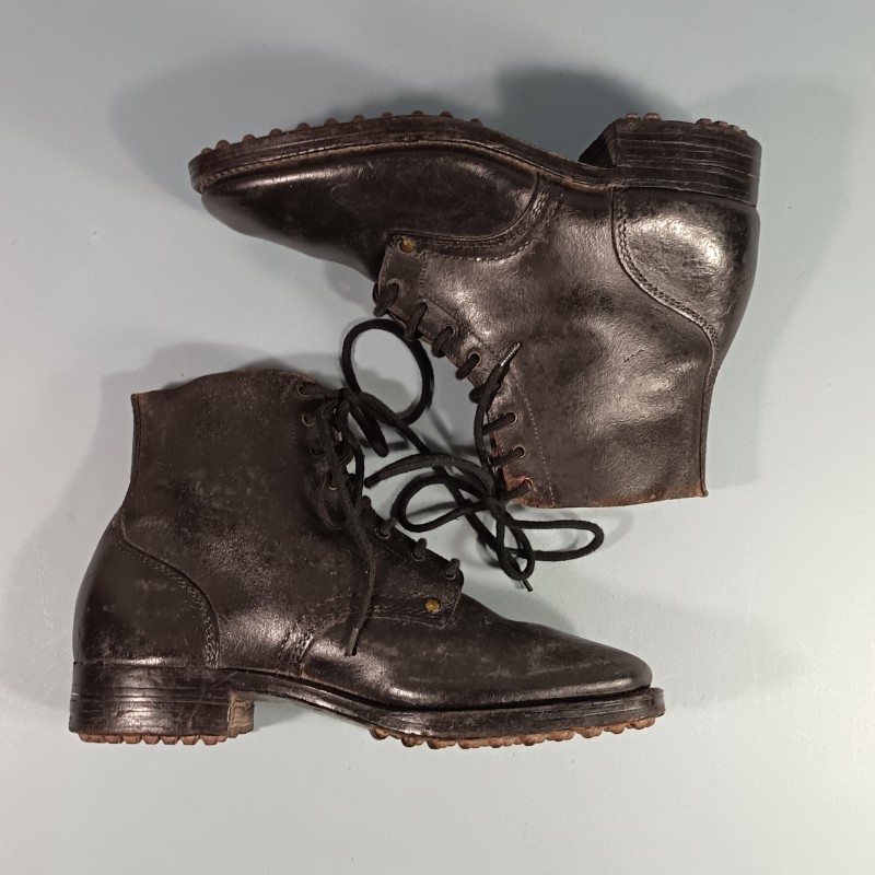 BRODEQUINS CHAUSSURES MILITAIRE EN CUIR NOIR MODELE 1941 TOUTES ARMES DATEES 1946 TAILLE 28/? 42/43