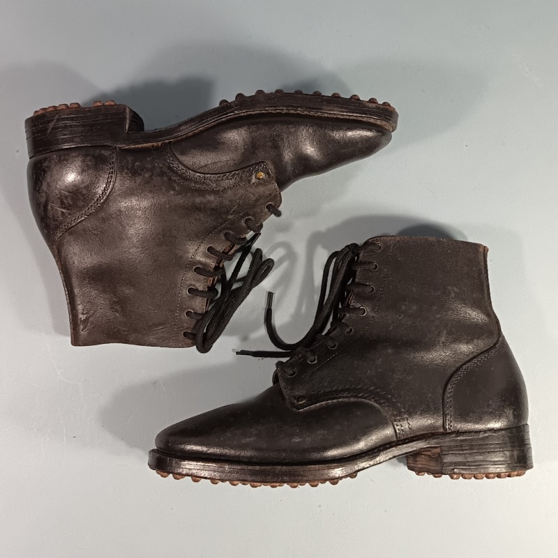 BRODEQUINS CHAUSSURES MILITAIRE EN CUIR NOIR MODELE 1941 TOUTES ARMES DATEES 1946 TAILLE 28/? 42/43